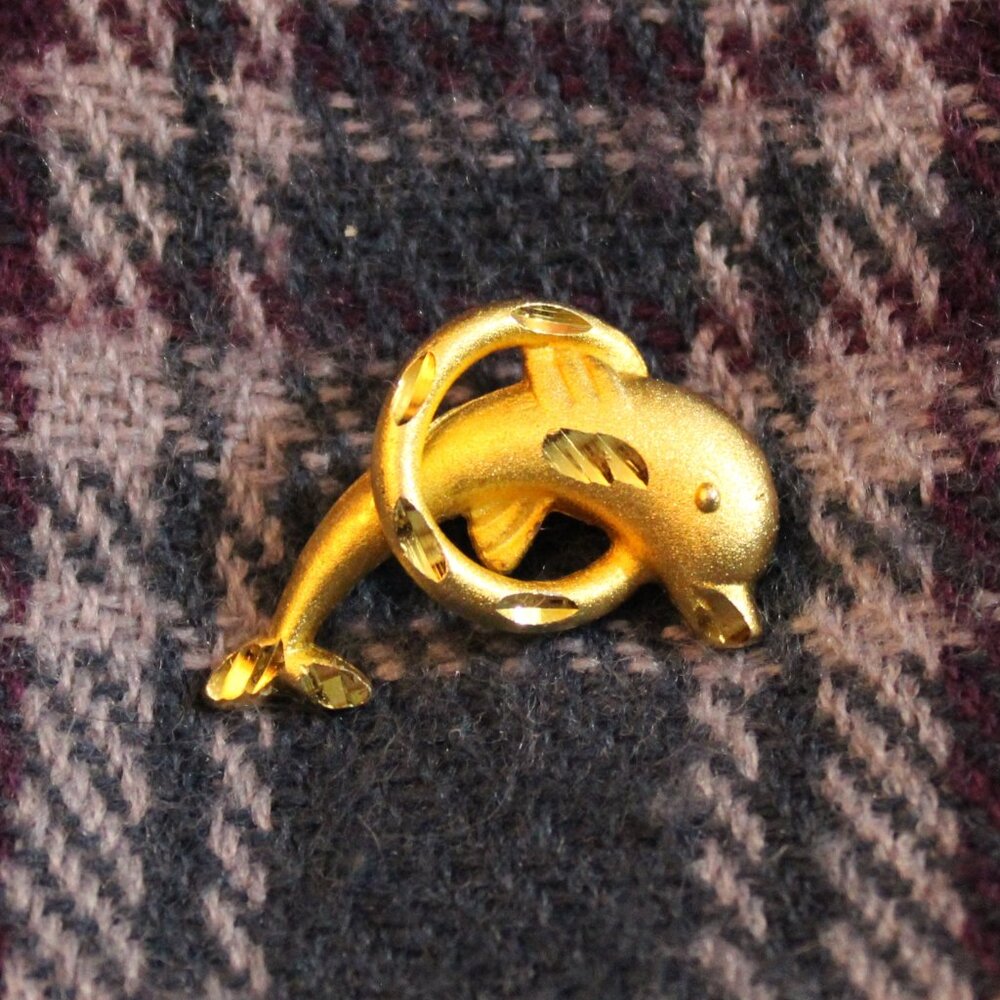 Vintage Gold Tone Dolphin Jumping Through Hoop Diamond Cut Pin